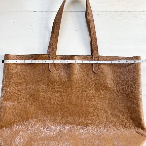 Cuyana Classic Leather Tote in Caramel - Picture 9 of 12